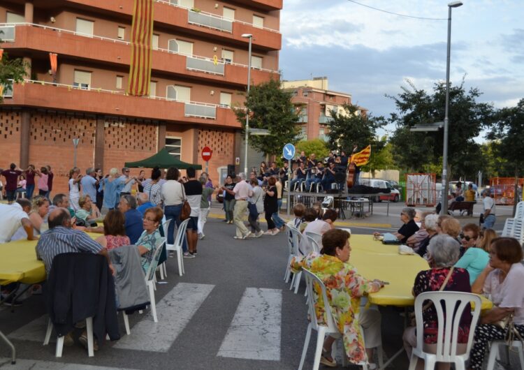 Unes 300 persones commemoren el Monument a la Sardana de Mollerussa