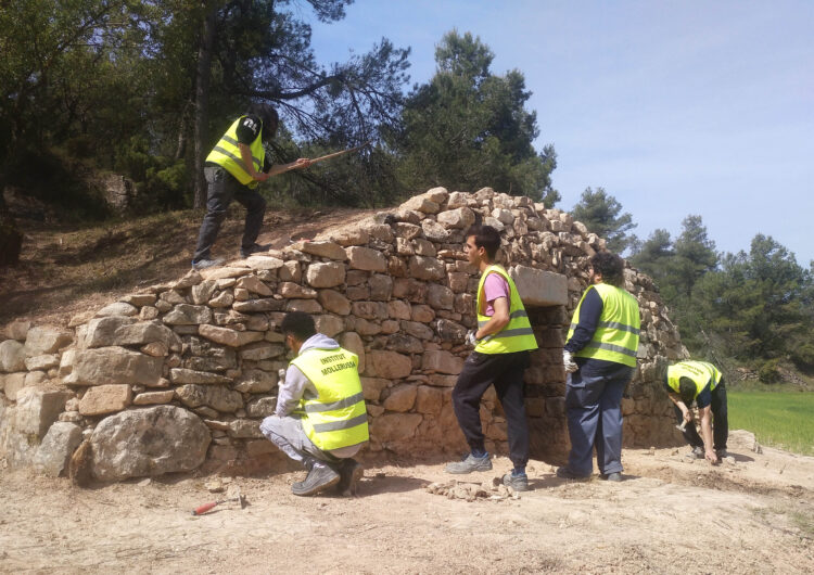 Alumnes del cicle formatiu de Pedra Natural de l’Institut Mollerussa restauren una cabana de volta a les Garrigues