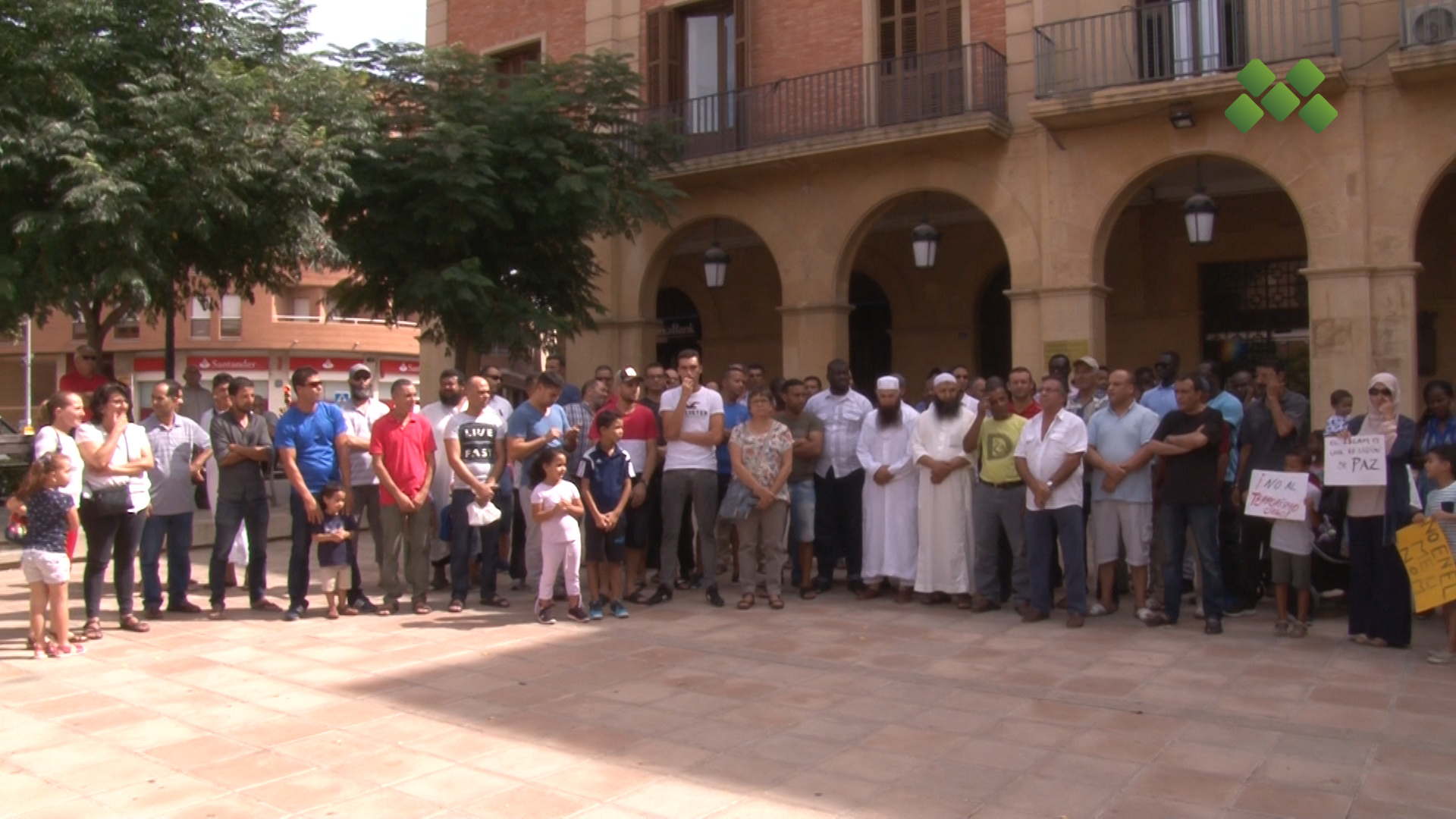 Un centenar de persones de la Mesquita de Mollerussa es concentren per rebutjar els atemptats a Catalunya
