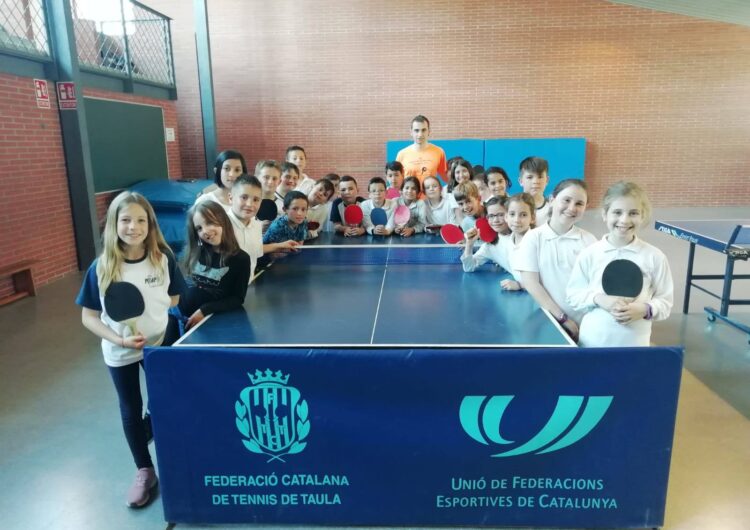 Fins a 125 alumnes de Mollerussa han gaudit aquest curs del tennis taula en horari escolar