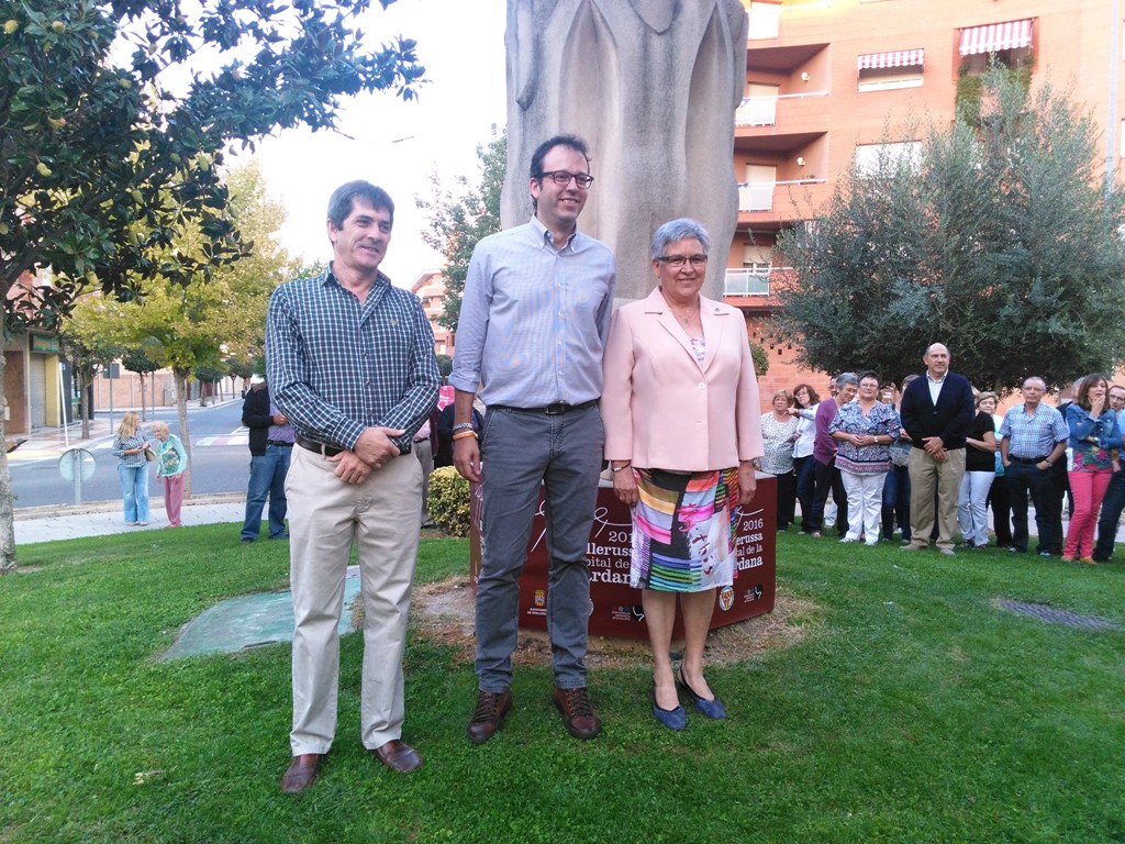 El Monument a la Sardana ja llueix el logo de la capitalitat