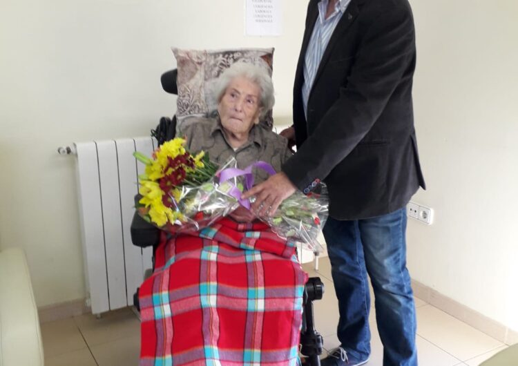 Vila-sana homenatja a Ramona Andreu, de 80 anys, i Dolors Eras, de 94, en la Festa de la Vellesa