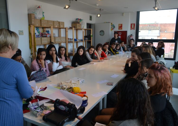 El Museu de Vestits de Paper ensenya tècnica a una trentena d’alumnes del Grau de Moda del Guindàvols