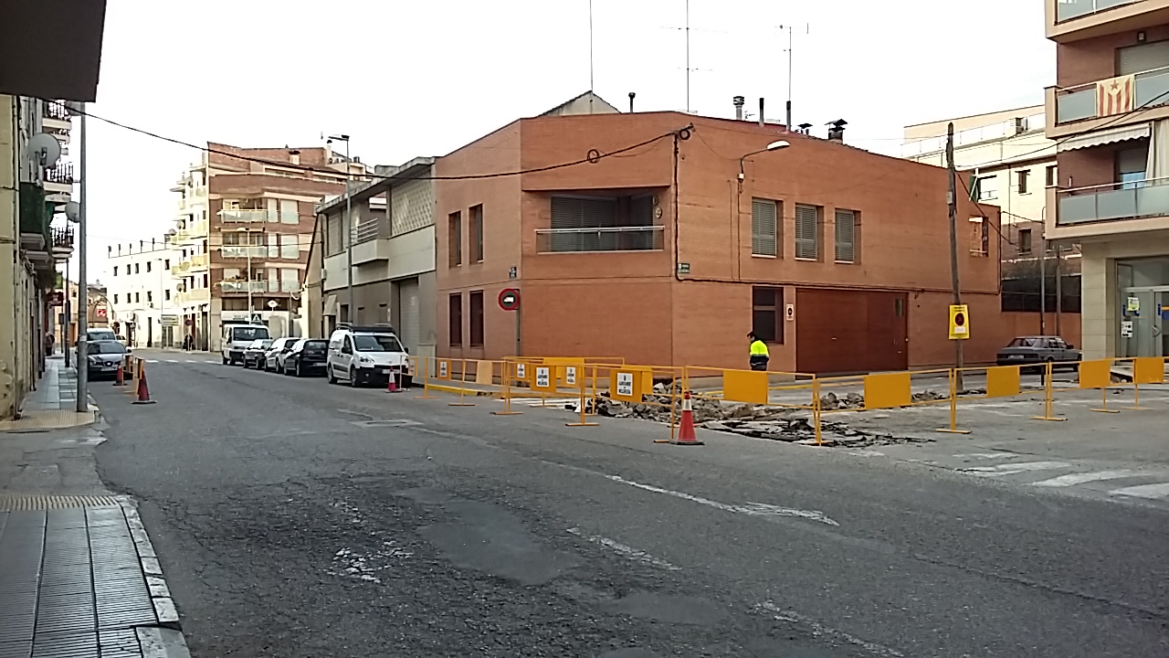 L’Ajuntament arranja voreres i enllumenat a la travessera de Domènec Cardenal amb el carrer de l’Acadèmia