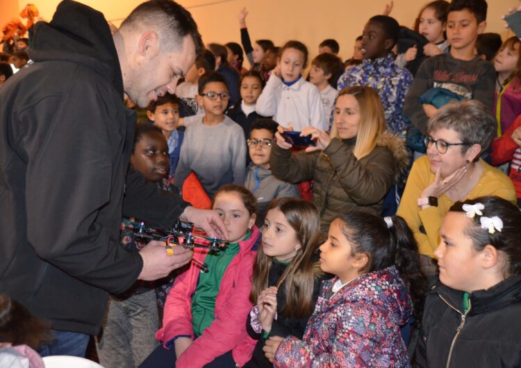 Mig miler d’estudiants s’aproximen a les noves tecnologies a Mollerussa a través dels drons i el teatre