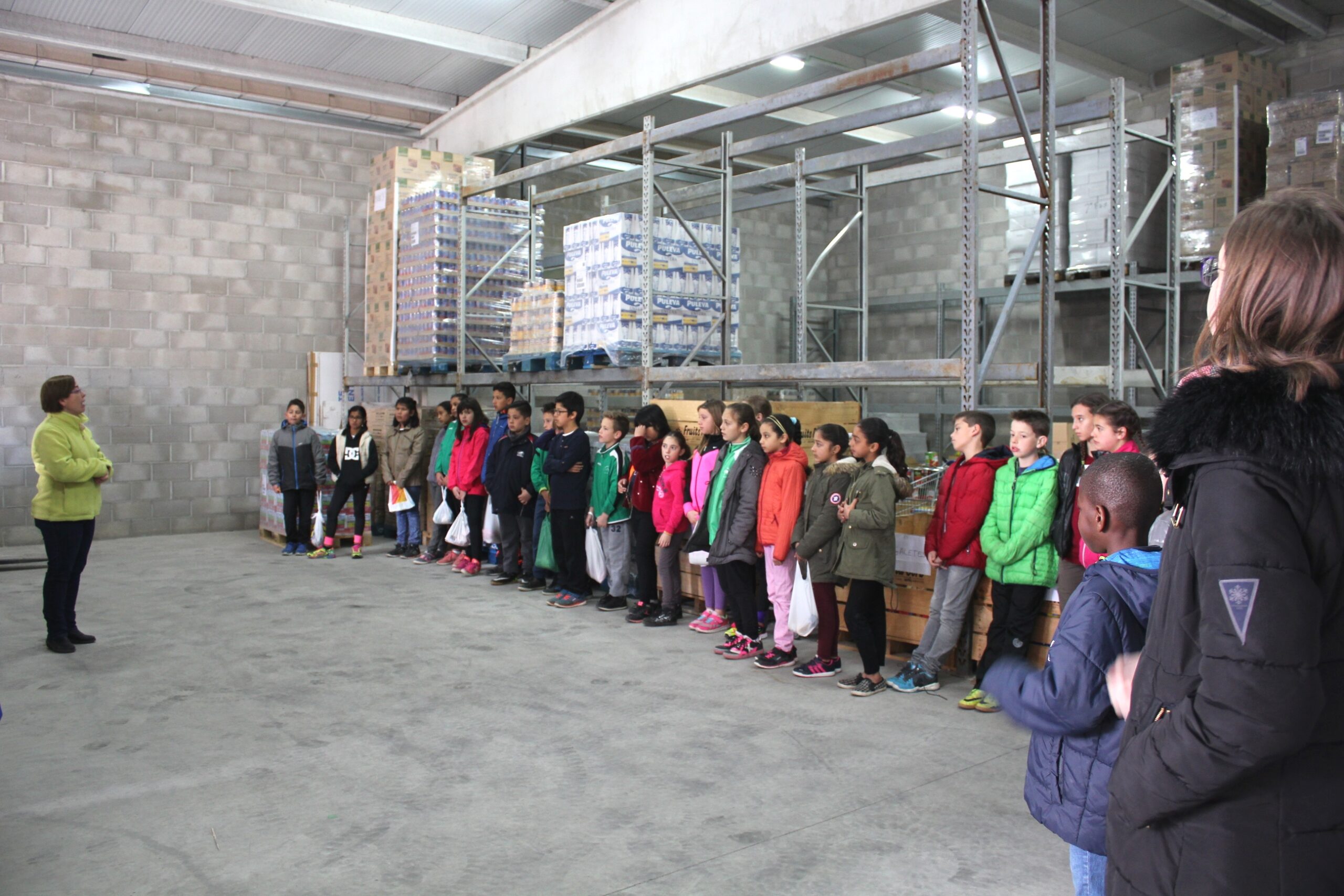 El Centre de Distribució d’Aliments del Pla d’Urgell rep la visita dels alumnes de 5è de l’Escola Ignasi Peraire