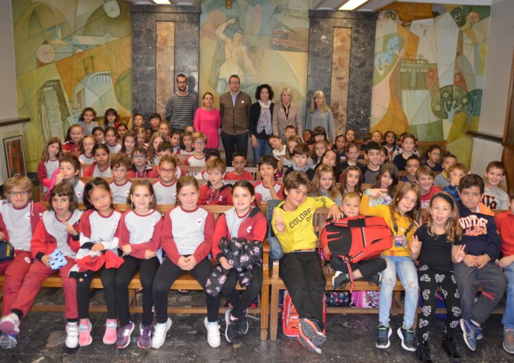 Una setantena d’alumnes de l’escola El Carme visiten l’Ajuntament de Mollerussa per conèixer com funciona