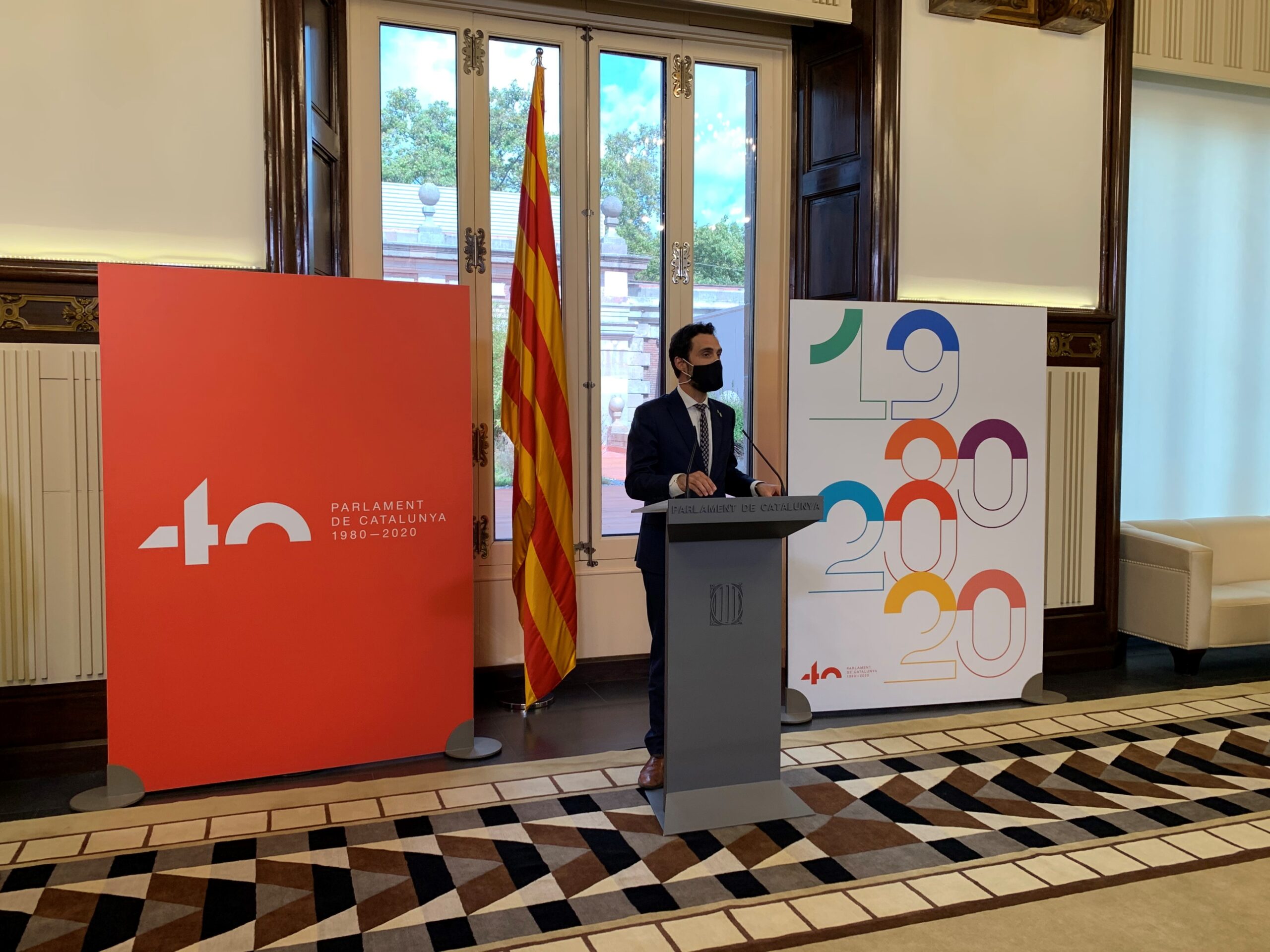 El president Torrent en l’acte de presentació del logotip i el cartell commemoratiu del 40è aniversari del Parlament (Foto: Parlament de Catalunya)