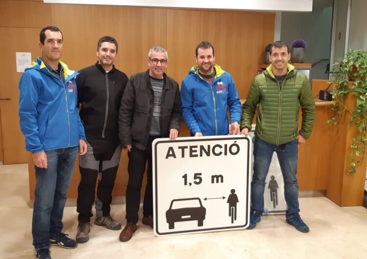 La CATIGAT presenta senyals de trànsit per millorar la seguretat dels ciclistes