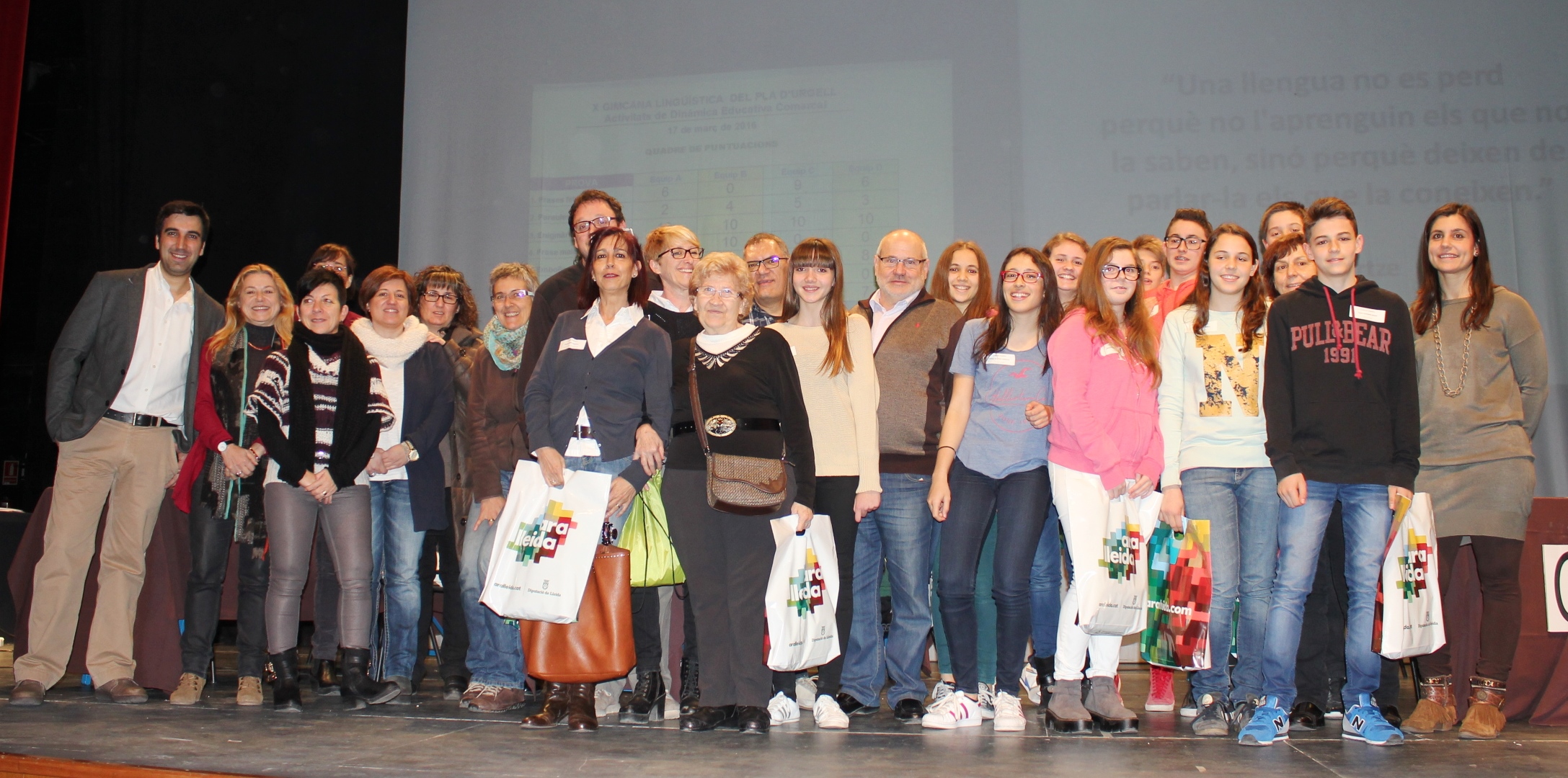 Uns 250 alumnes de 2n d’ESO i 25 del Centre de Formació d’Adults participen a la X Gimcana Lingüística del Pla d’Urgell