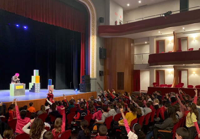 Prop de 900 alumnes de la comarca aprenen l’anglès a través del teatre