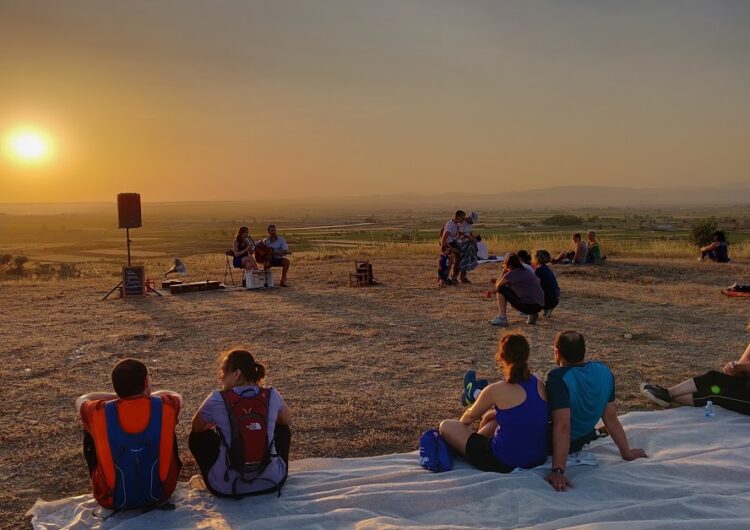 Una vuitantena de persones gaudeixen de la posta de sol amb ‘gust ponentí’ a La Serra