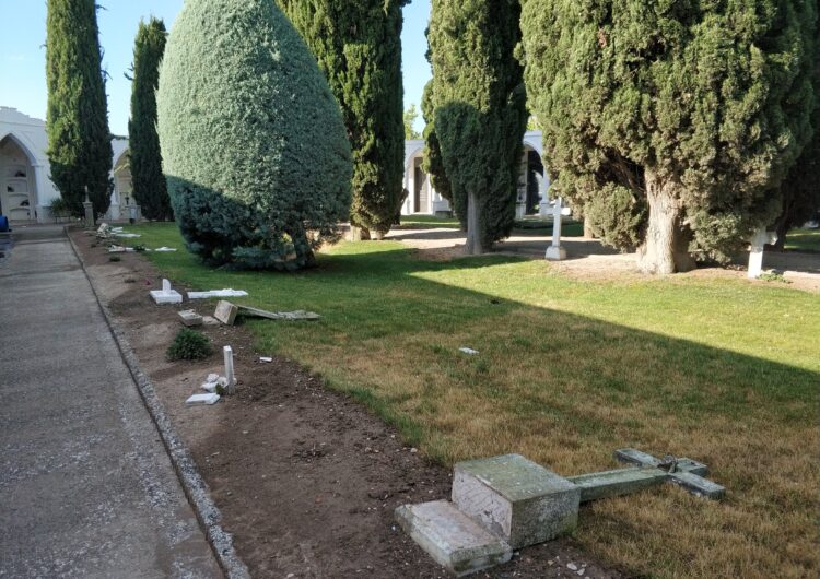 Destrossen vuit creus al cementiri del Palau d’Anglesola