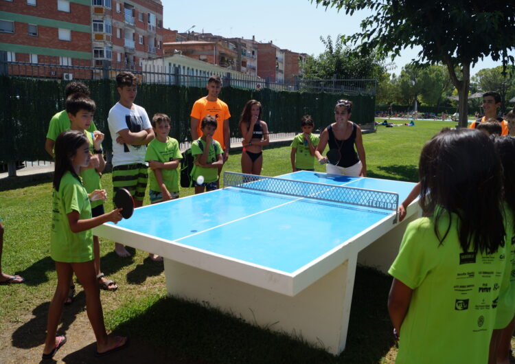 Una trentena de nens i nenes gaudeixen del tennis taula durant el juliol