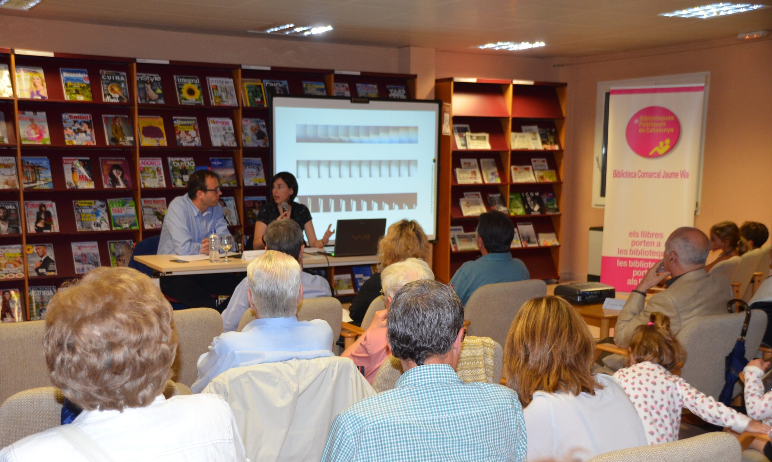 La mollerussenca Marta Bisbal presenta a la biblioteca el seu llibre Kosmos on investiga l’evolució de la llum