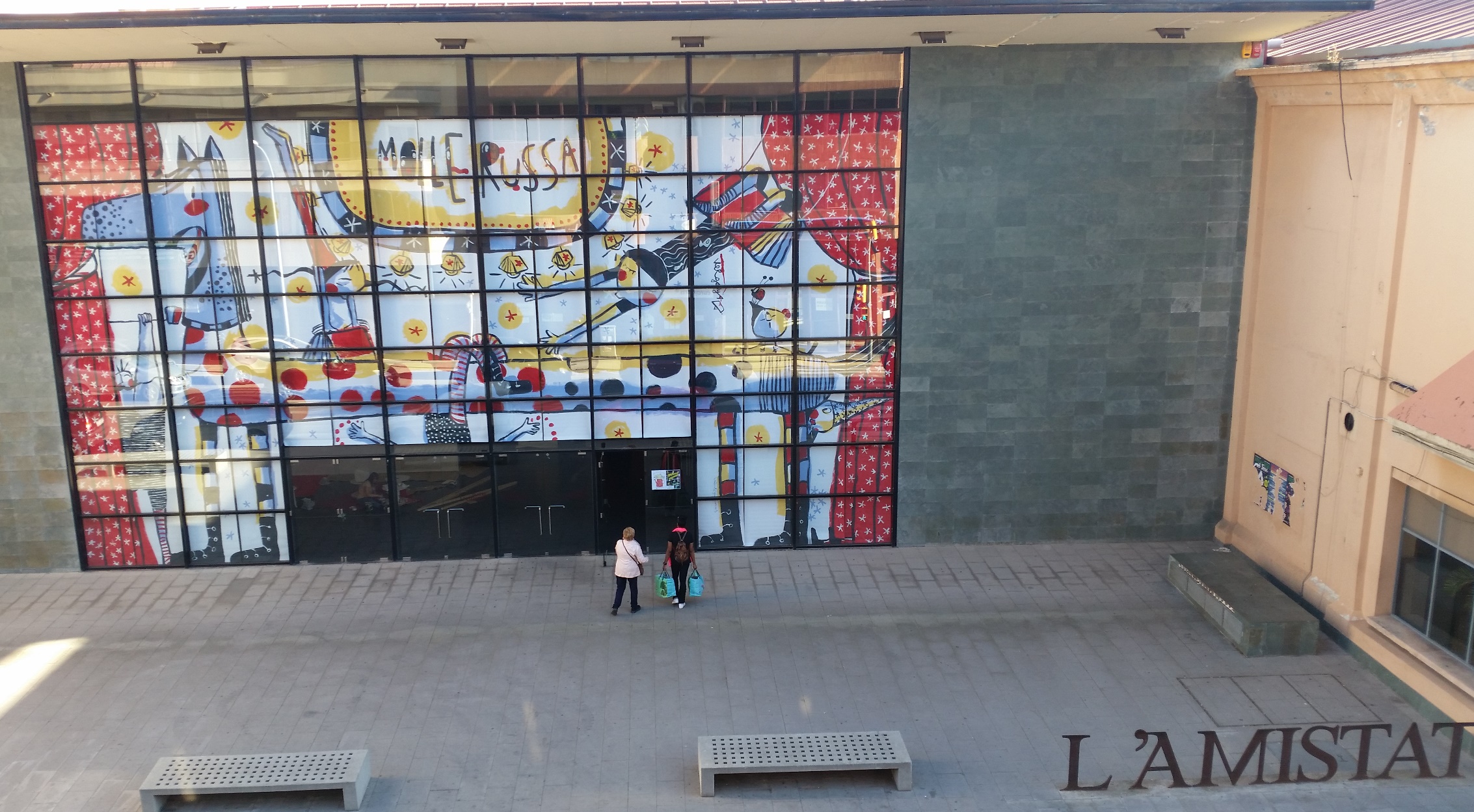 Un mural gegant d’en Valentí Gubianas ja dóna la benvinguda al 32è Saló del Llibre Infantil i Juvenil