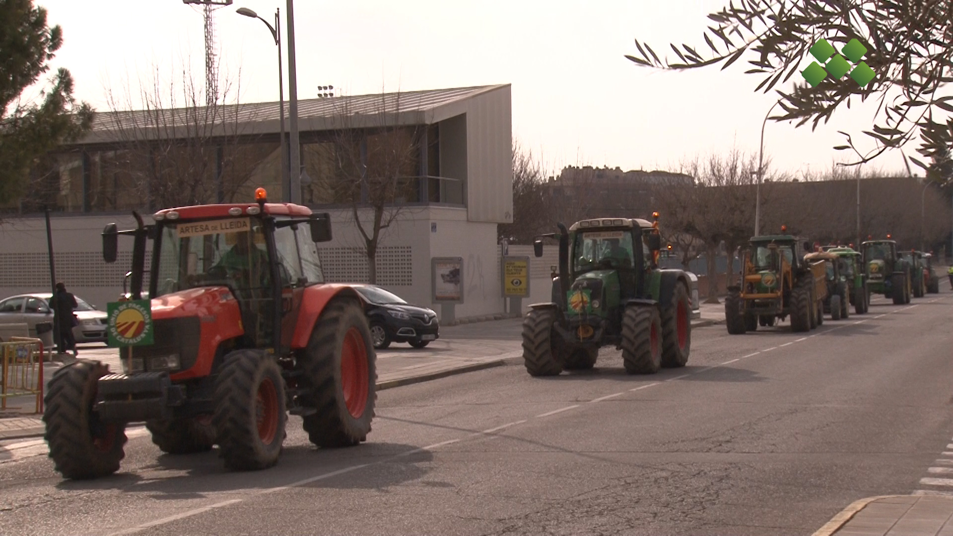 Una quarantena de tractors es concentren a la plaça de l’Esport de Mollerussa, parada de la Marxa Pagesa