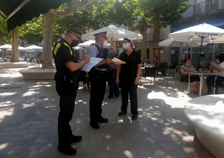 La Policia Local i els Mossos fan campanya informativa conjunta adreçada a establiments amb terrassa oberta