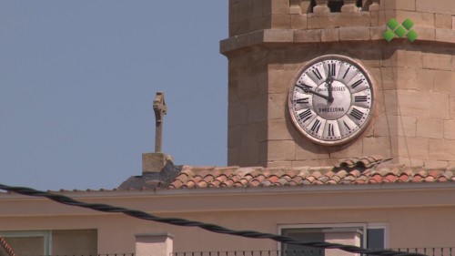 El rellotge de l’església d’Ivars d’Urgell torna a estar parat a causa d’un eixam d’abelles