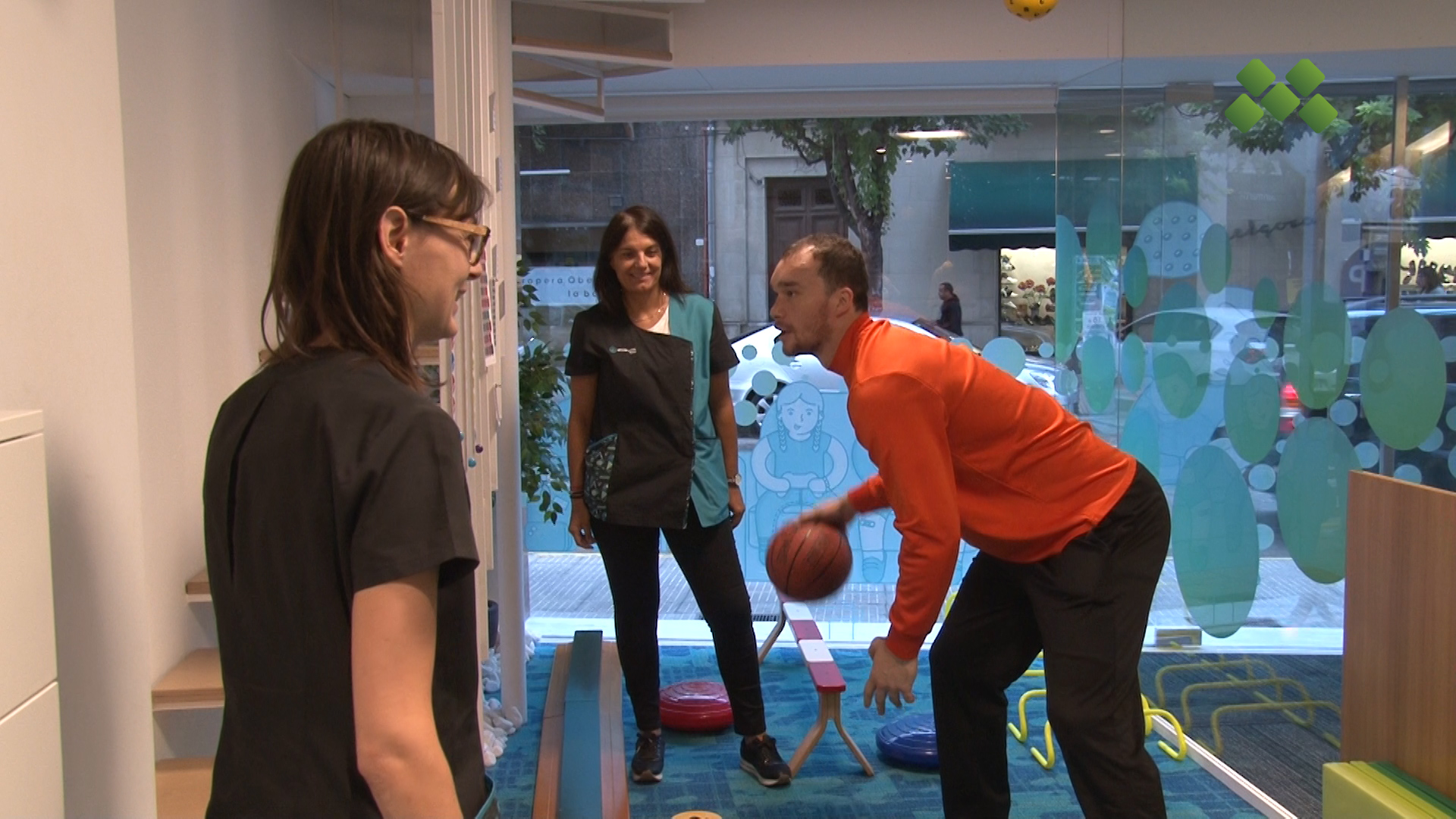 Dos jugadors de l’Actel Força Lleida de bàsquet experimenten l’entrenament visual al Gimnàs de la Visió de Mollerussa