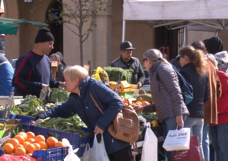 El Govern demana que es garanteixi la venda de productes frescos als mercats a l’aire lliure