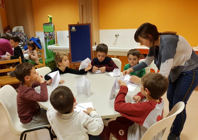 La biblioteca acosta el bàsquet als seus usuaris amb un partit entre llibres i la construcció d’una cistella