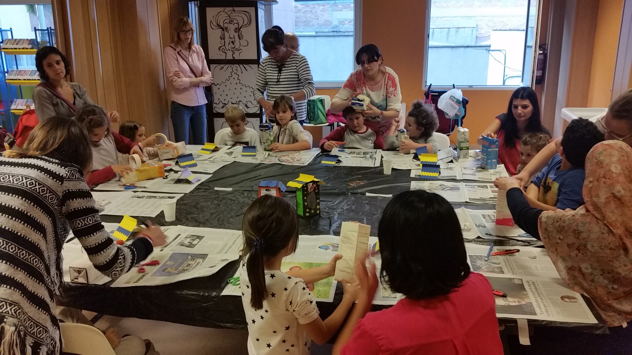 La Biblioteca Comarcal Jaume Vila ensenya a construir nius per a ocells