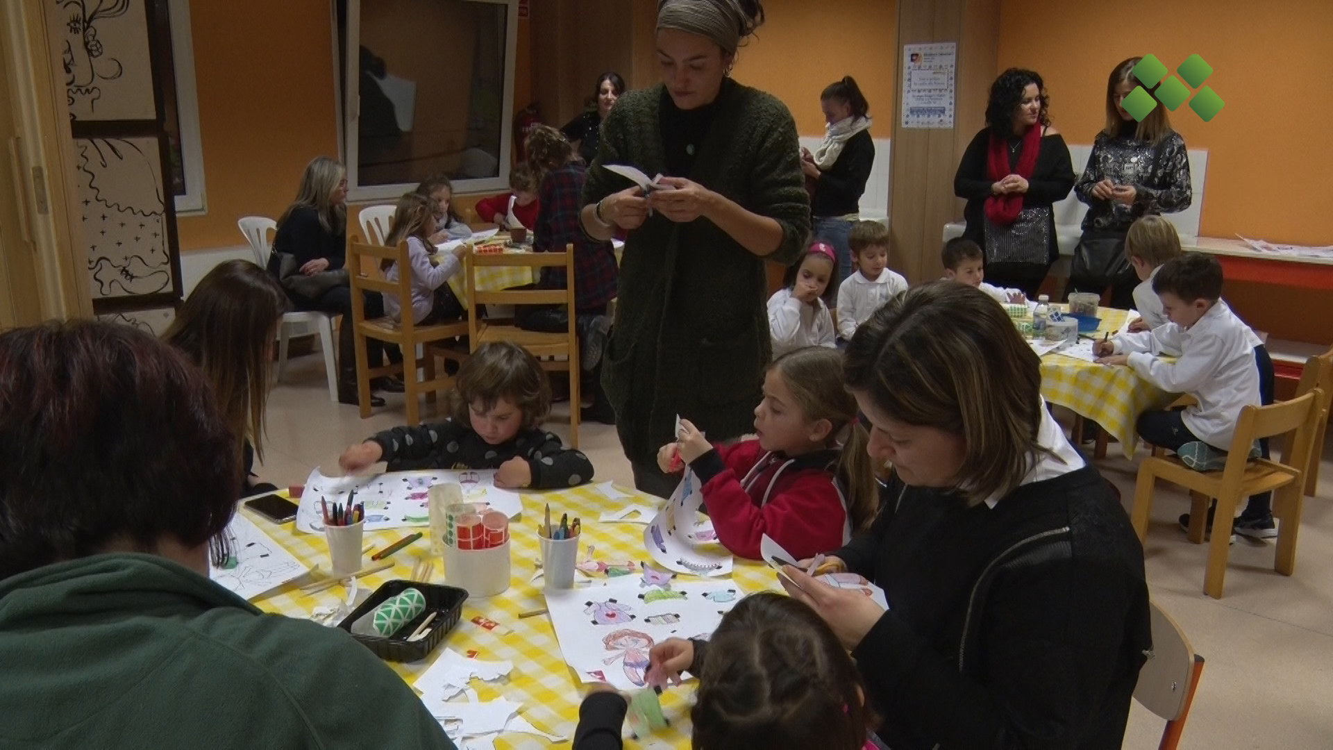 Una vintena de nens i nenes participen al taller solidari “Som uns manetes amb el paper”