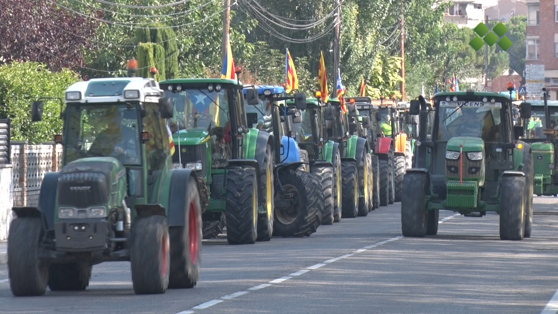 Es concentren més de 100 tractors a Mollerussa per “defensar el dret a decidir i la democràcia”
