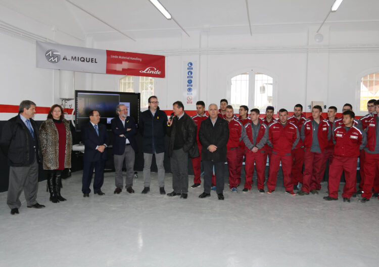 Joan Reñé assisteix a la inauguració del taller especialitzat en carretons elevadors Linde ubicat a l’Institut Mollerussa