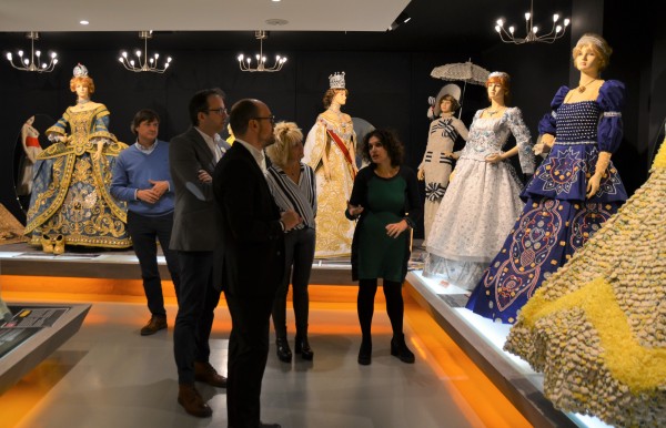 El director de l’Agència Catalana de Turisme visita el Museu de Vestits de Paper per explorar-ne la projecció