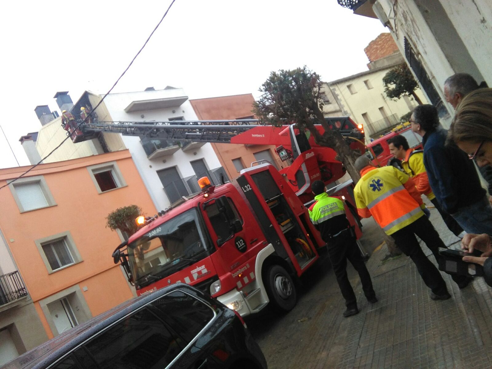 Un incendi en una xemeneia del carrer Major de Linyola provoca l’ensurt dels veïns i l’actuació dels serveis d’emergència