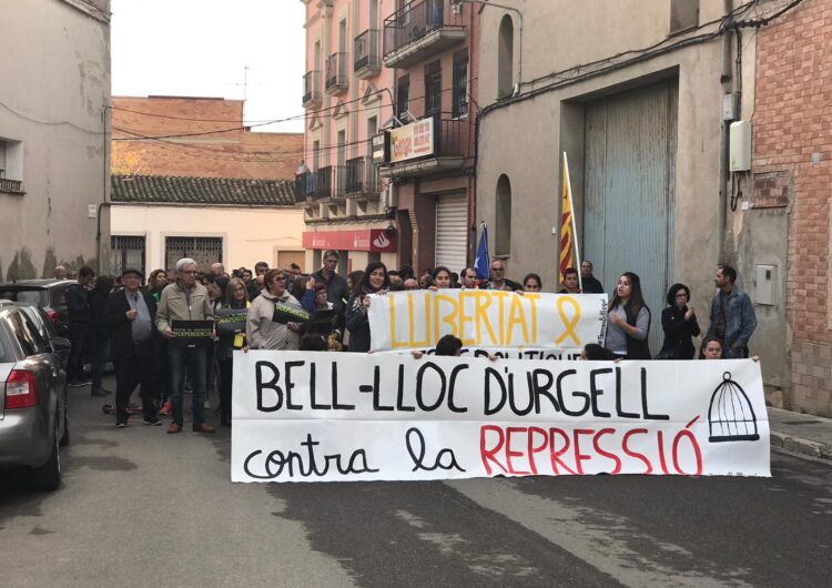 Unes 200 persones es manifesten a Bell-lloc d’Urgell per rebutjar la sentència