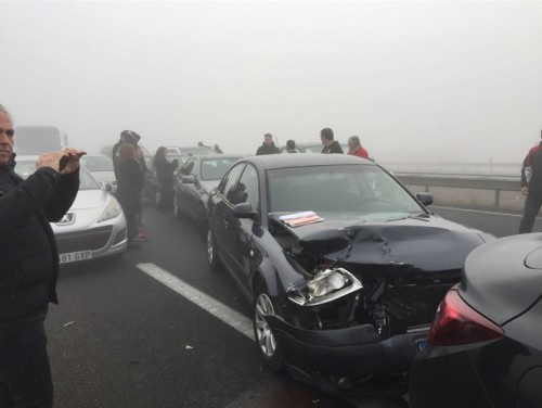 Una trentena de vehicles implicats en diversos accidents en cadena a causa de la boira a l’A2 al Pla d’Urgell