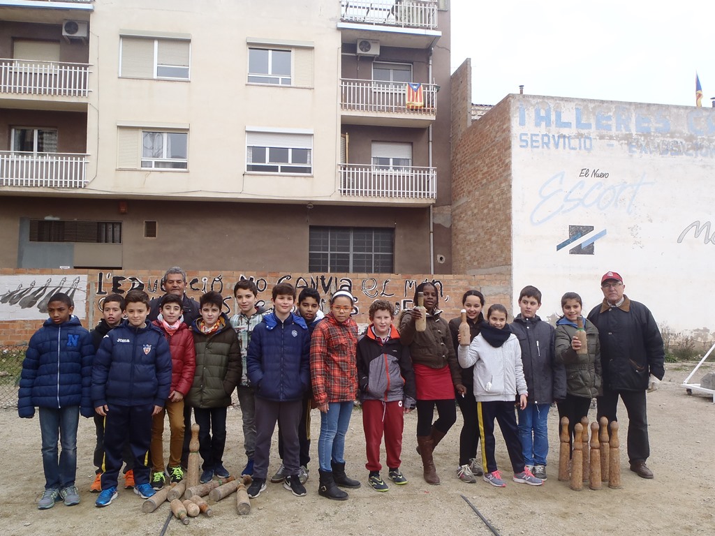 Uns 400 escolars es troben amb usuaris de Casal d’Avis per promoure els jocs de les bitlles i la sardana
