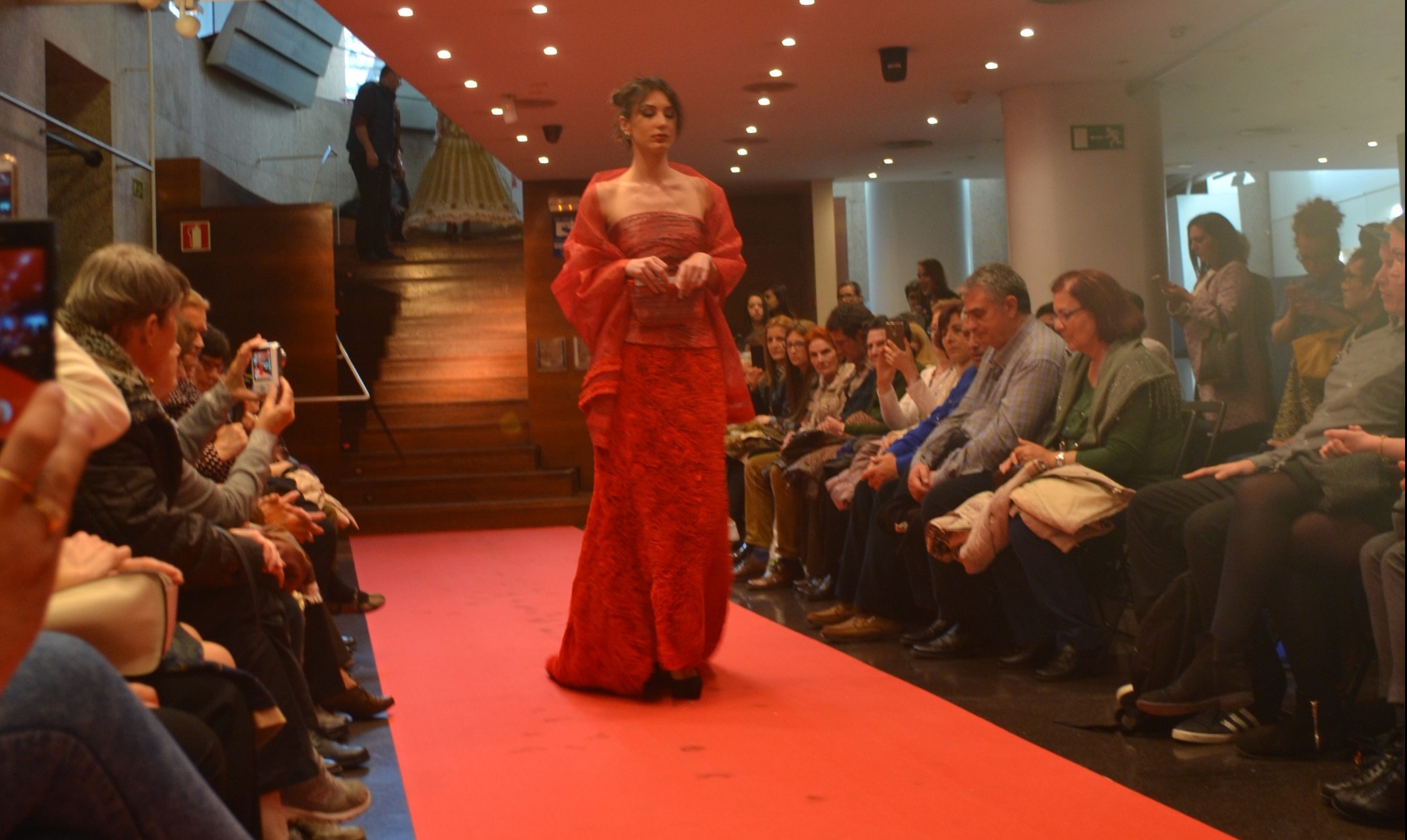 El Centre Blanquerna de Madrid acull la desfilada d’una trentena vestits de paper del museu