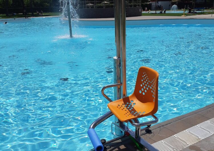 S’estrena l’elevador per a facilitar l’accés a banyistes amb mobilitat reduïda a les piscines d’estiu de Mollerussa