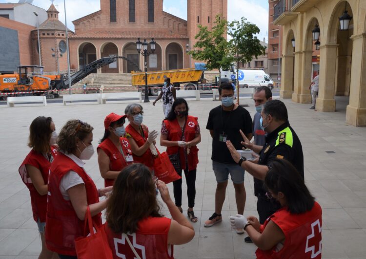 Mollerussa inicia la campanya de carrer per repartir mascaretes i informar de l’obligatorietat de dur-les