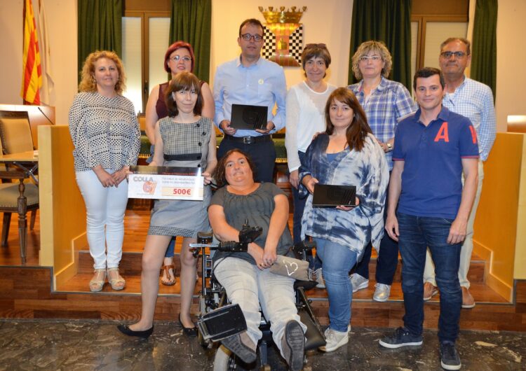 La Colla dels 50 fa donació a Àspid d’un taló amb 500 euros per un projecte conjunt amb una entitat juvenil