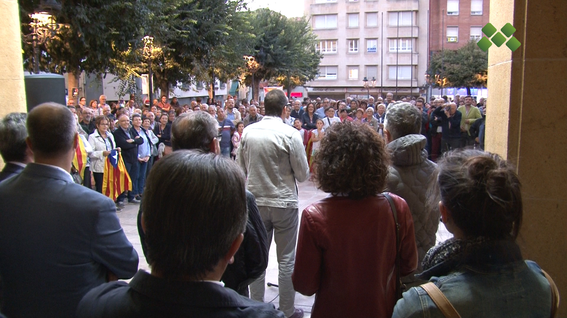 Mig miler de persones es concentren davant l’Ajuntament de Mollerussa per donar suport a l’alcalde en l’1-O