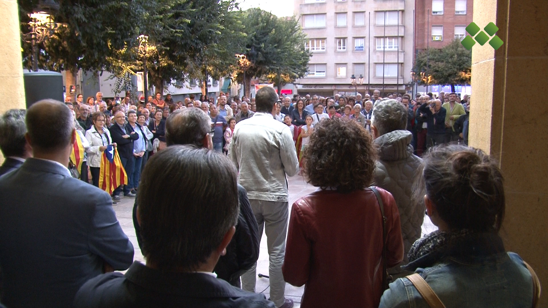 Més d’un centenar de persones rebutgen a Mollerussa les càrregues policials de l’1-O