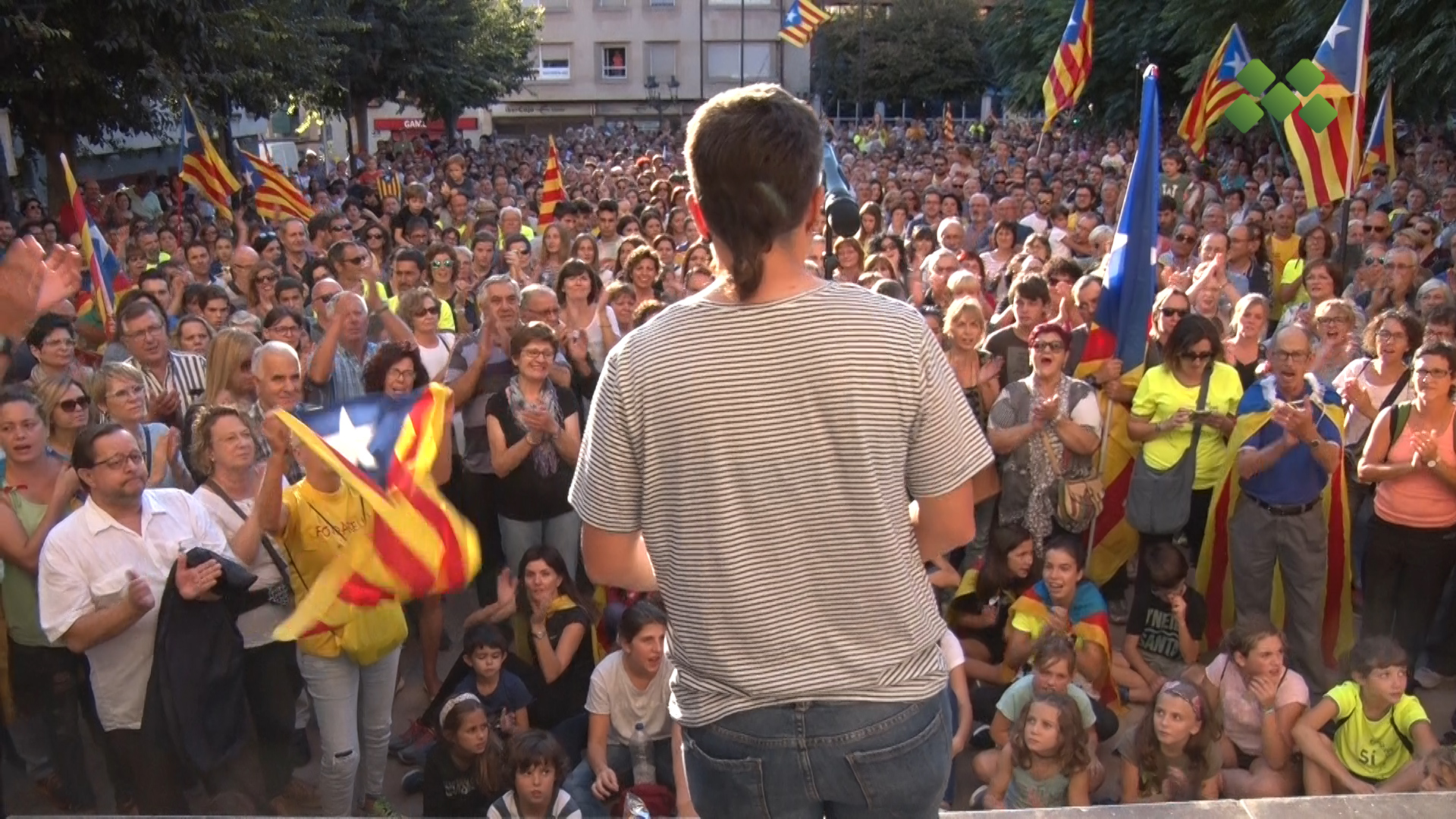 La plaça de l’Ajuntament de Mollerussa, totalment plena durant la concentració de l’aturada general