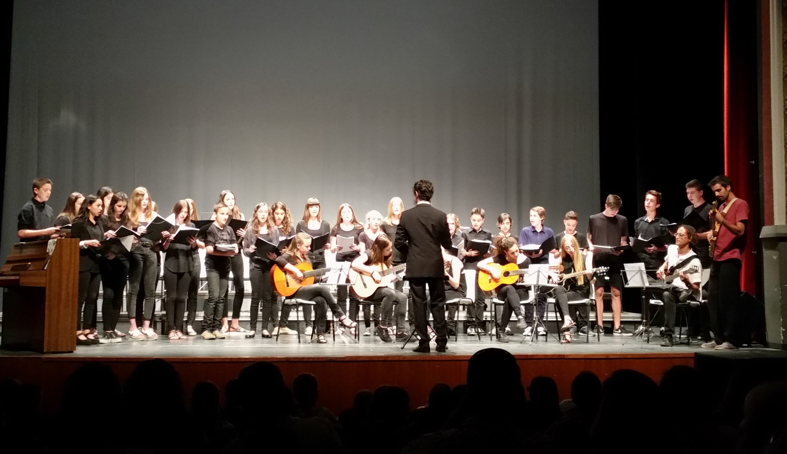 Els alumnes de l’escola de música acomiaden el curs amb un concert al Teatre L’Amistat