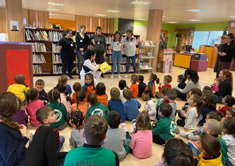 Alumnes de l’Institut Mollerussa narren contes al més petits