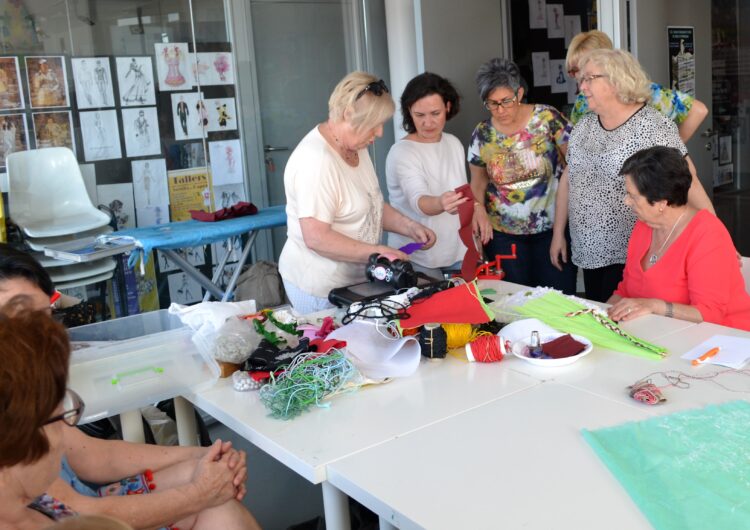 El Museu de Vestits de Paper ensenya tècniques de confecció a una dotzena de participants en un curs