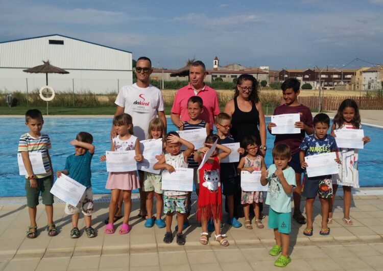 Una vintena de nens i nenes aprenen a nedar a Vila-sana