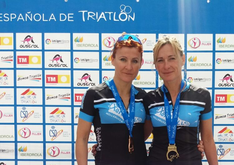 Eva i Núria Ribalta, dels Xafatolls, es pengen la medalla de plata i de bronze a l’Estatal de Duatló de Distància Curta