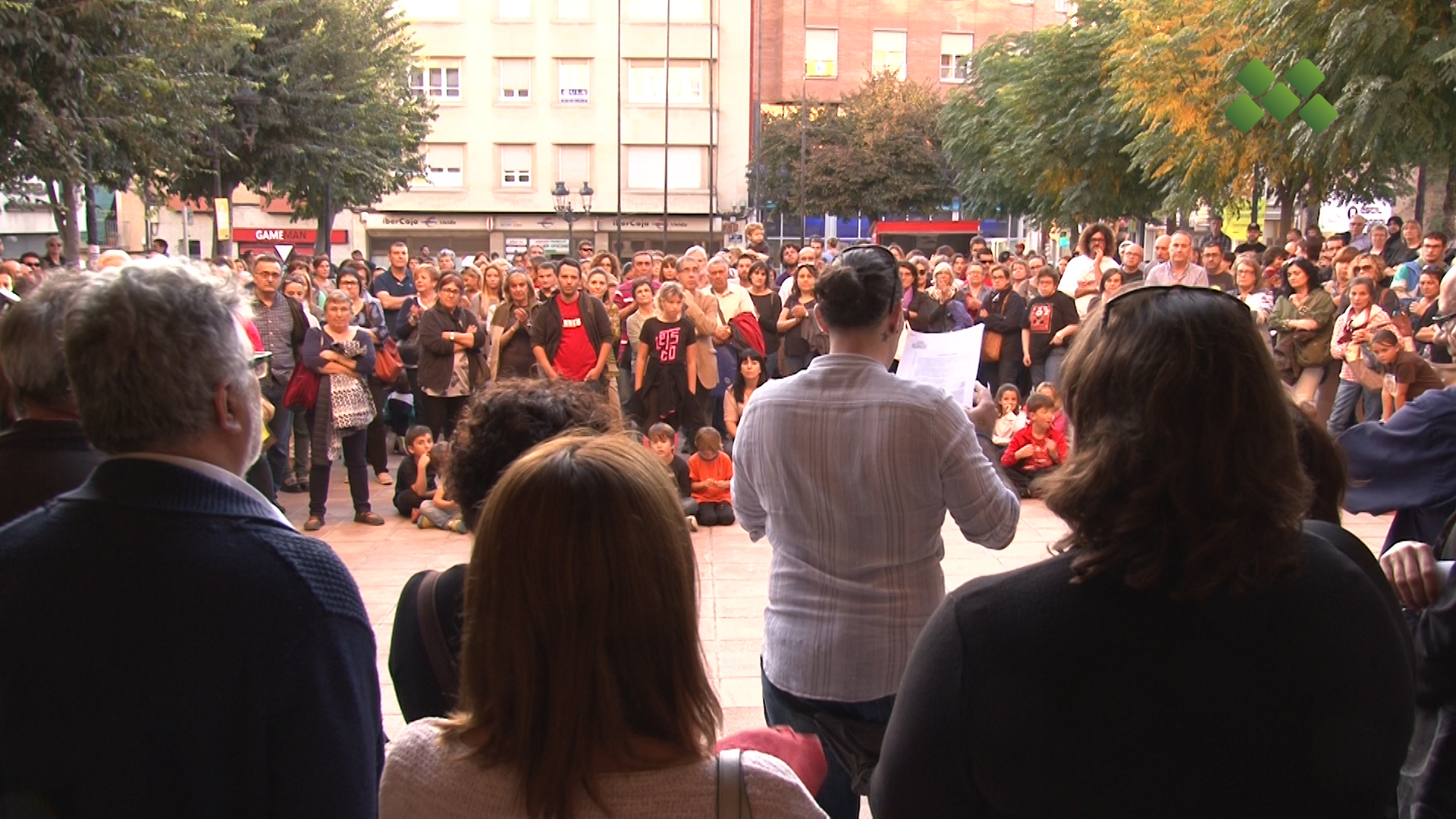 Més de 200 persones es concentren a Mollerussa en defensa del model educatiu i contra les acusacions d'”adoctrinament”