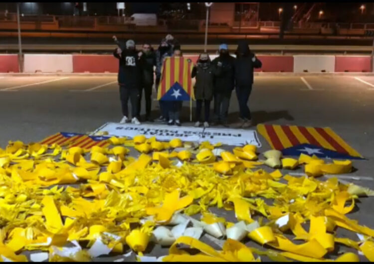 El Palau denuncia les destrosses d’un grup d’encaputxats que han arrencat llaços grocs i pancartes independentistes