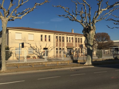 El Palau d’Anglesola pinta les façanes de les Escoles